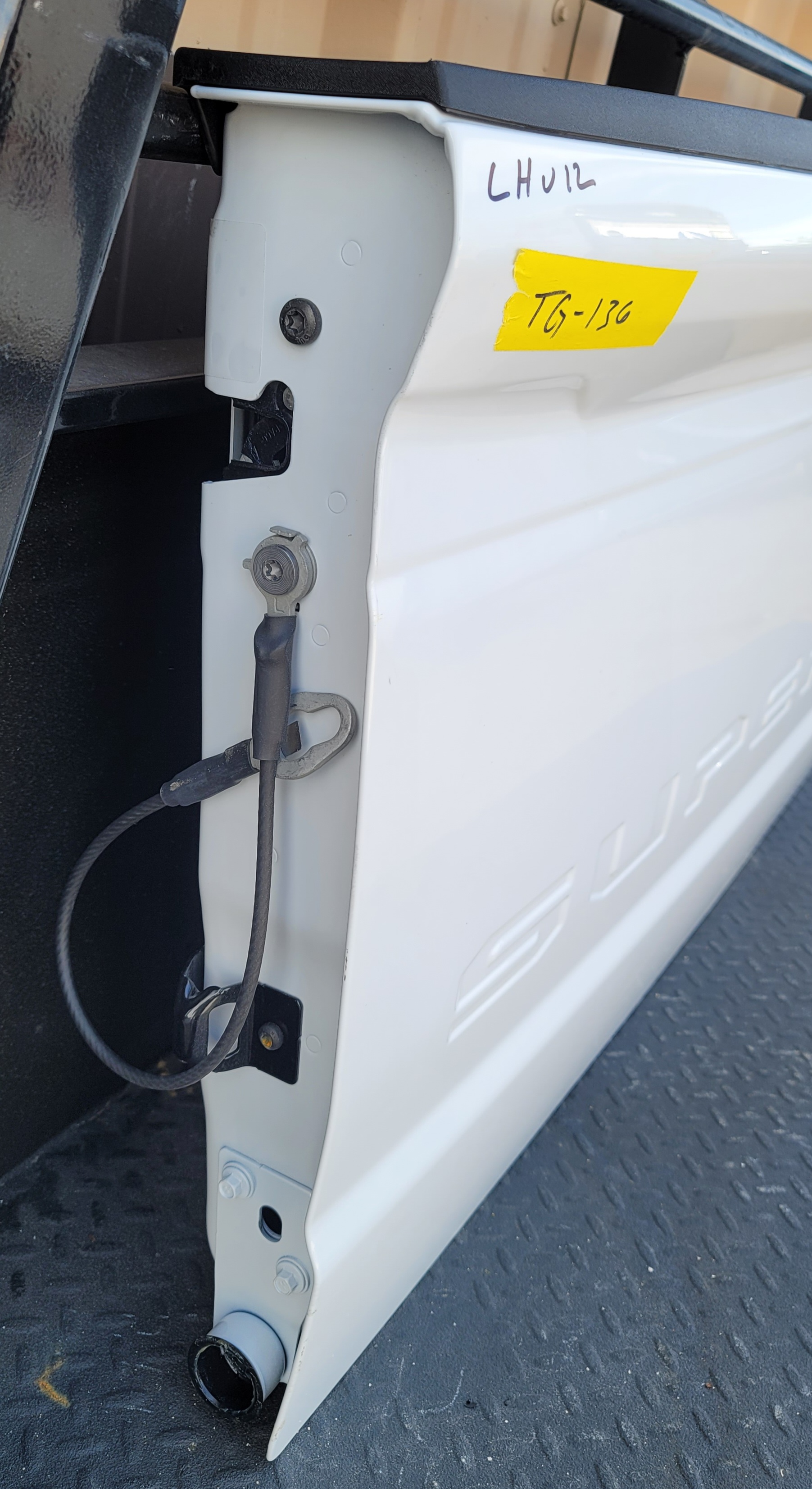 2023–2025 Ford Super Duty F-250 / F-350 / F-450 OEM White Tailgate-136 – Image 3