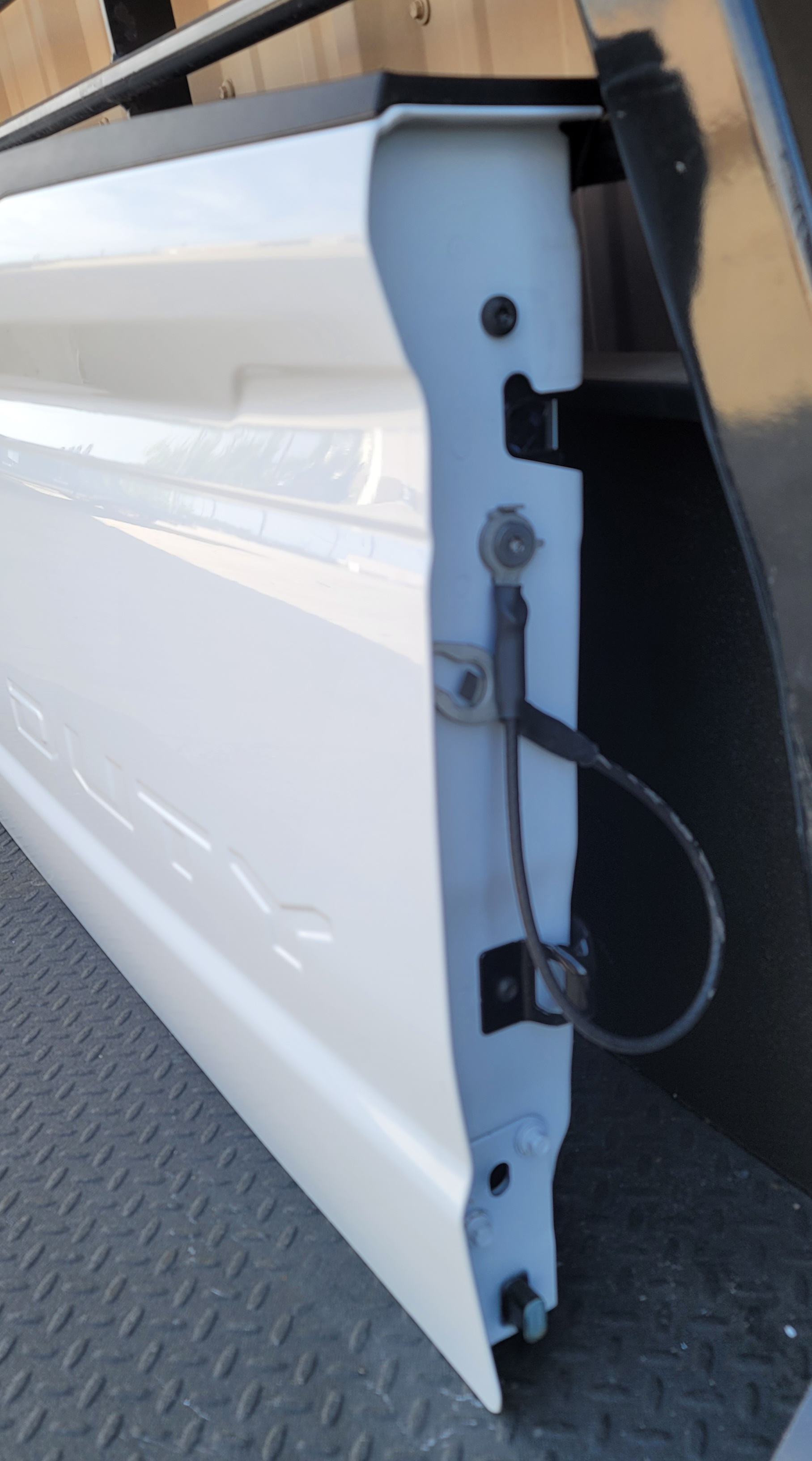 2023–2025 Ford Super Duty F-250 / F-350 / F-450 OEM White Tailgate-136 – Image 4