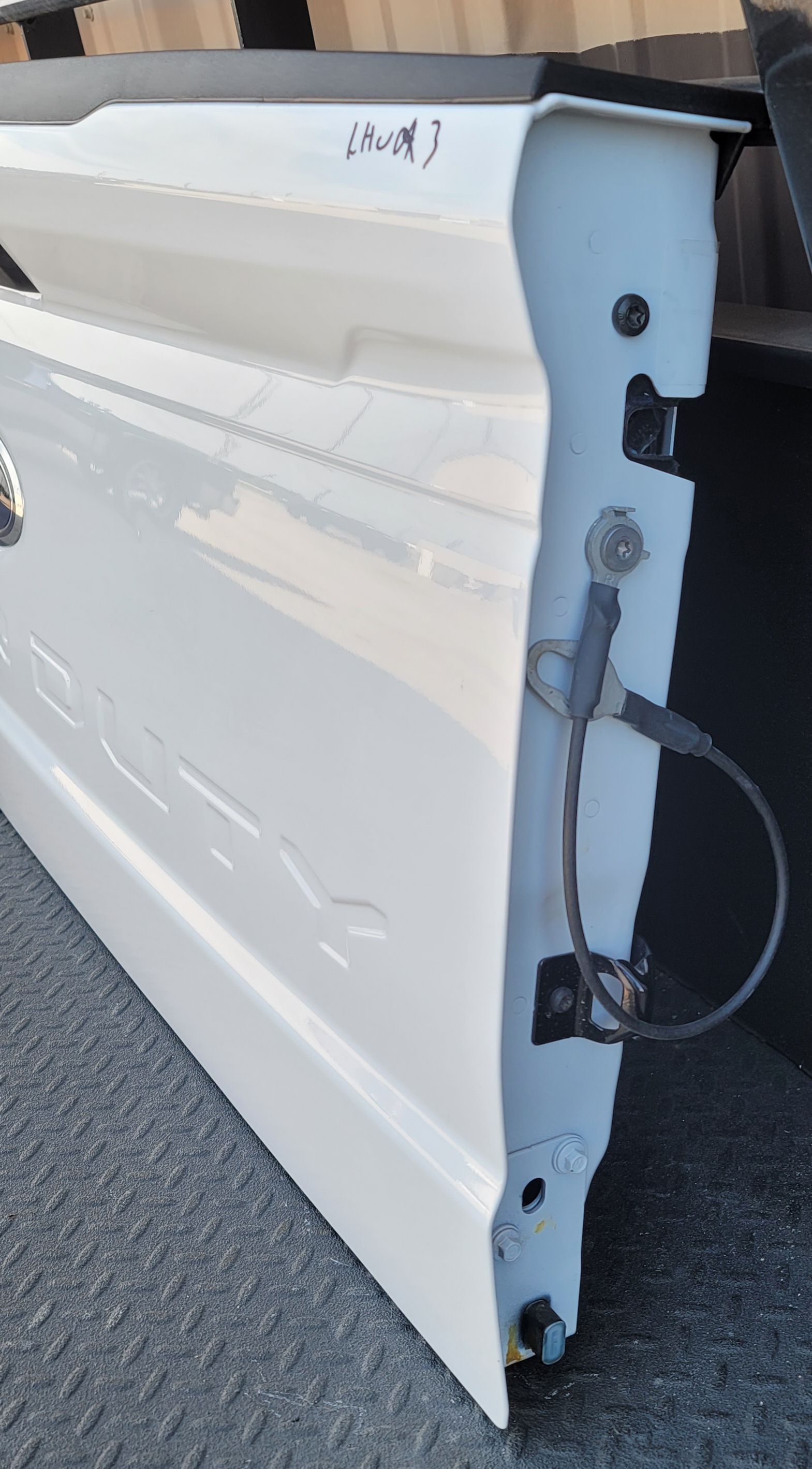 2023–2025 Ford F-250/F-350/F-450 Super Duty OEM White Tailgate -141 – Image 4