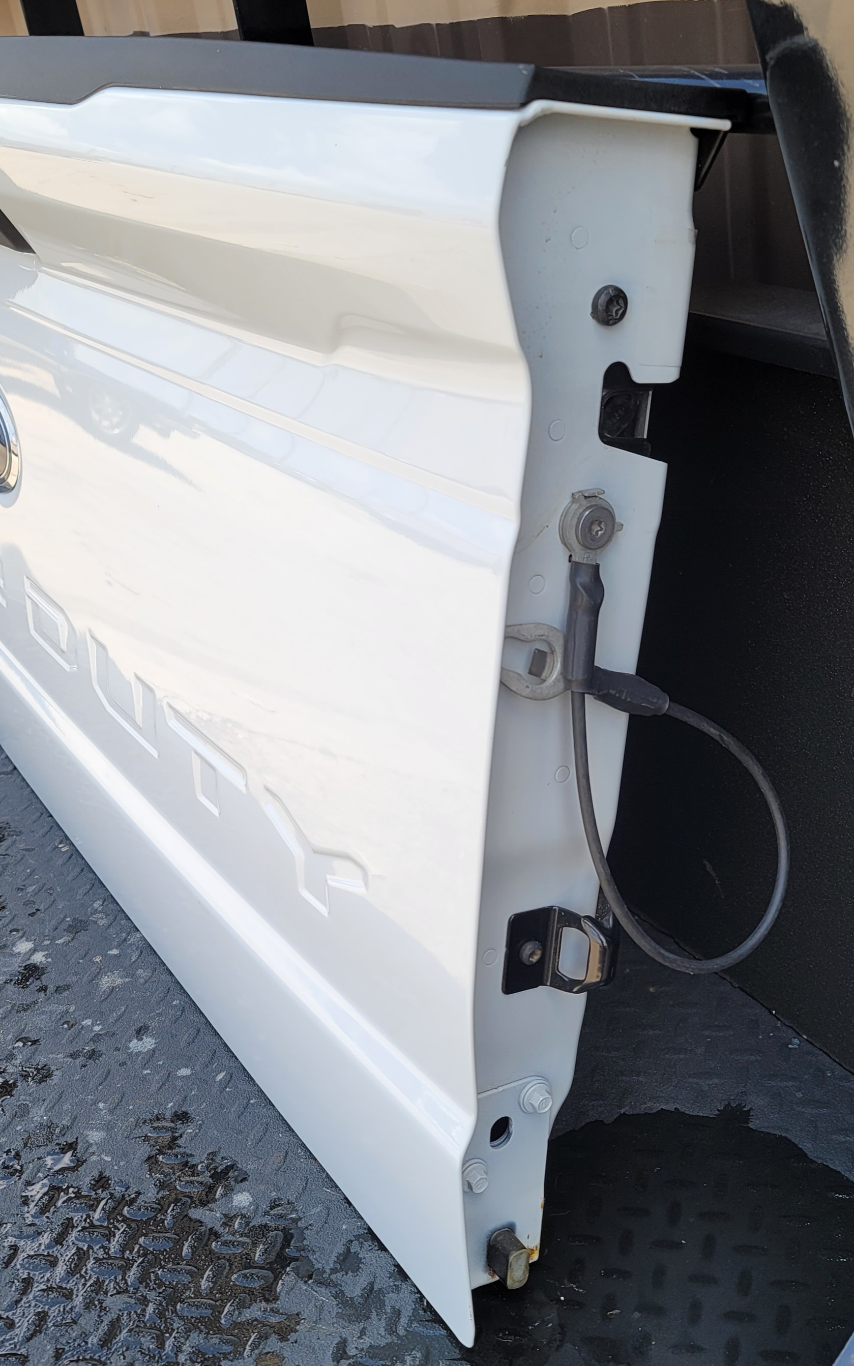 2023–2025 Ford F-250/F-350 Super Duty OEM Tailgate-150 – Image 4