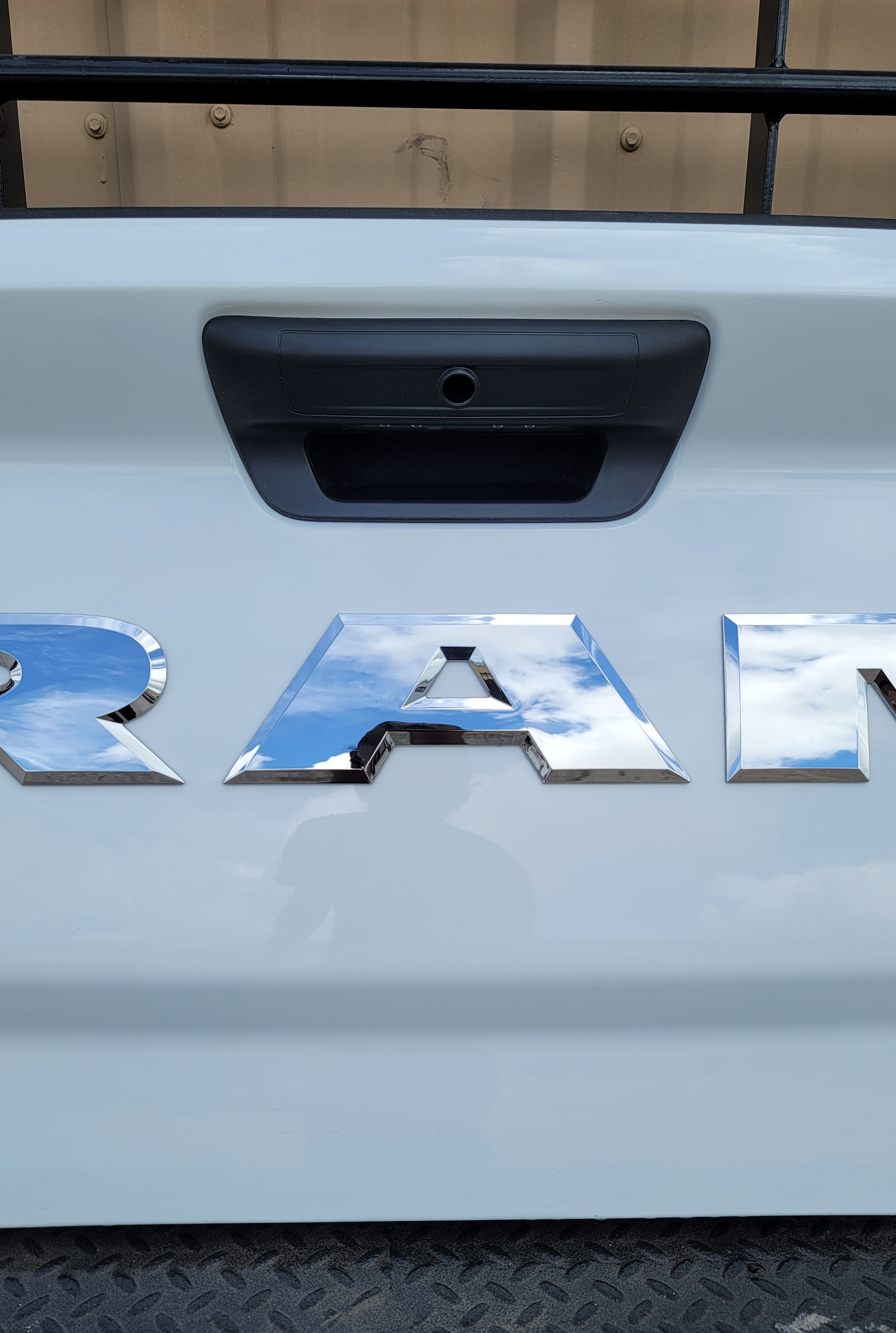 2019–2024 RAM 1500 DT Big Horn 4x4 White Tailgate-164 – Image 2