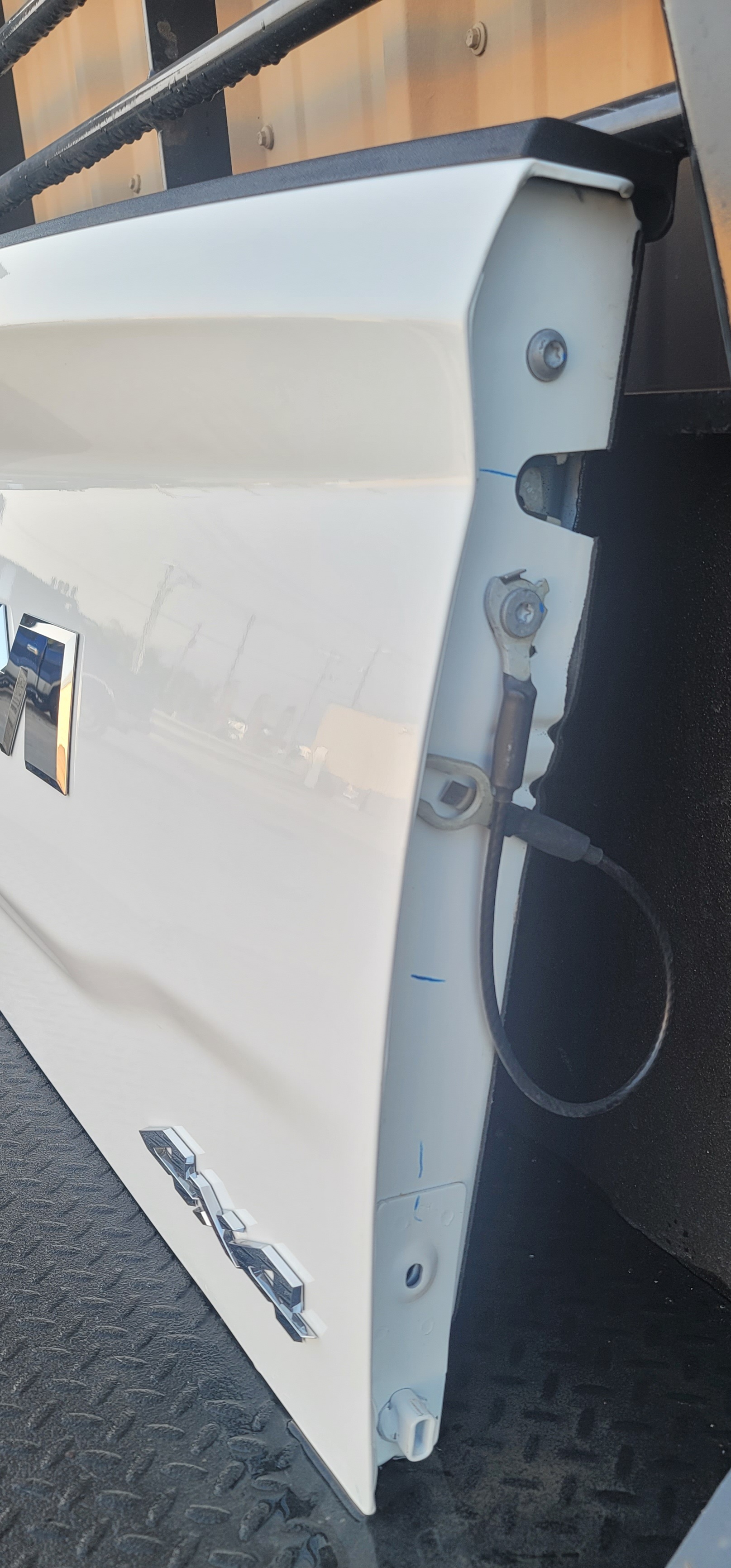 2019–2024 RAM 1500 DT Big Horn 4x4 White Tailgate-167 – Image 3