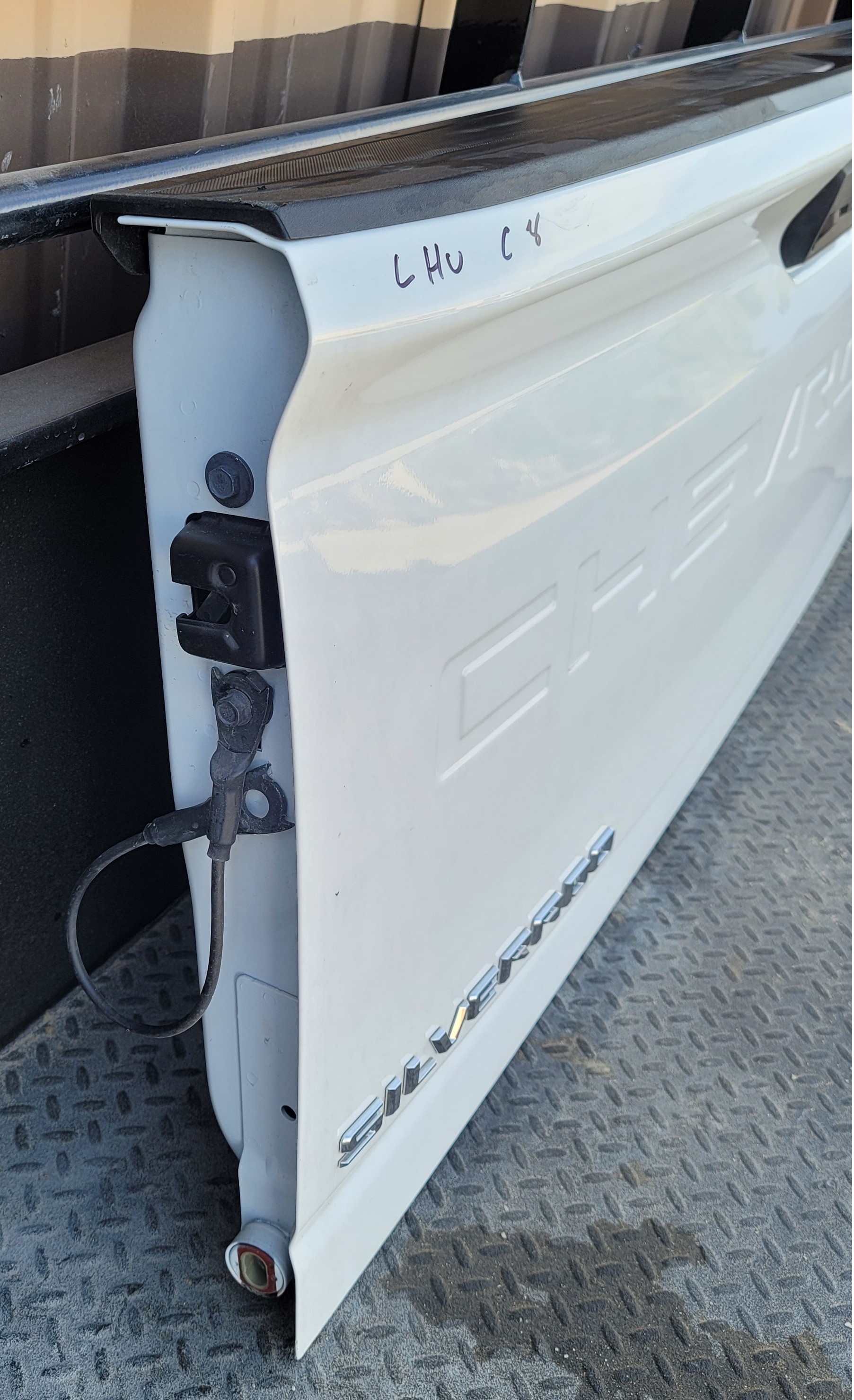 2019–2024 Chevrolet Silverado 1500 White Tailgate – 170 – Image 3