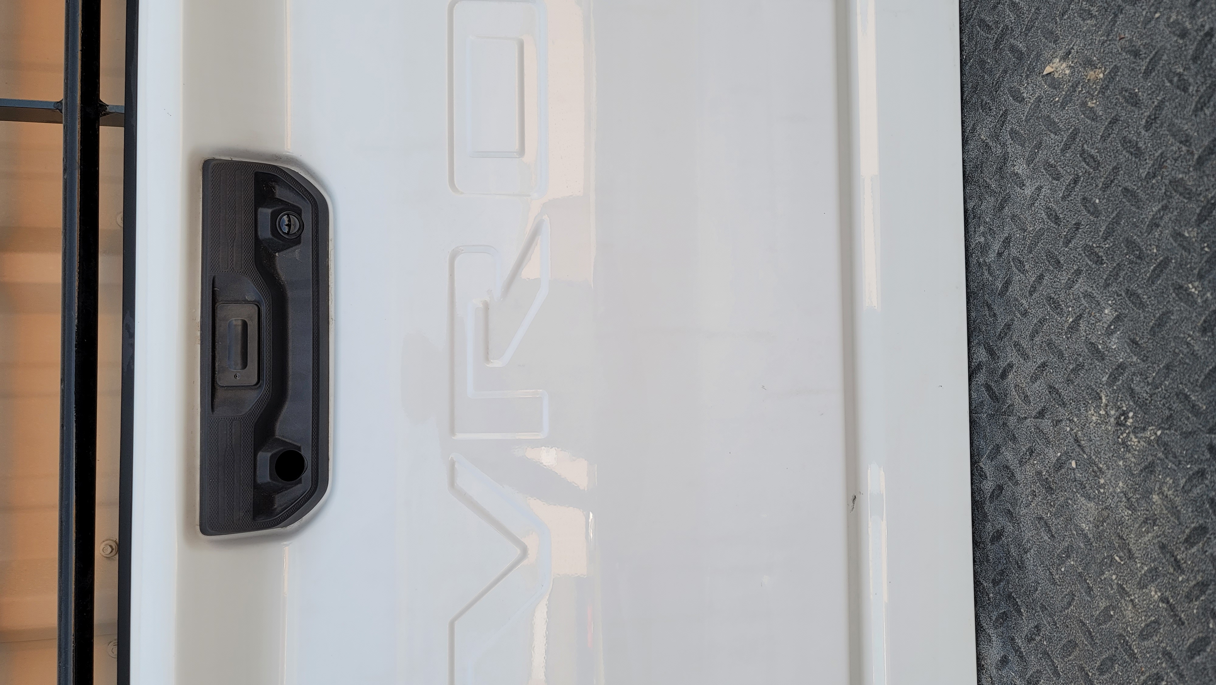 2019–2024 Chevrolet Silverado 1500 White Tailgate – 170 – Image 2