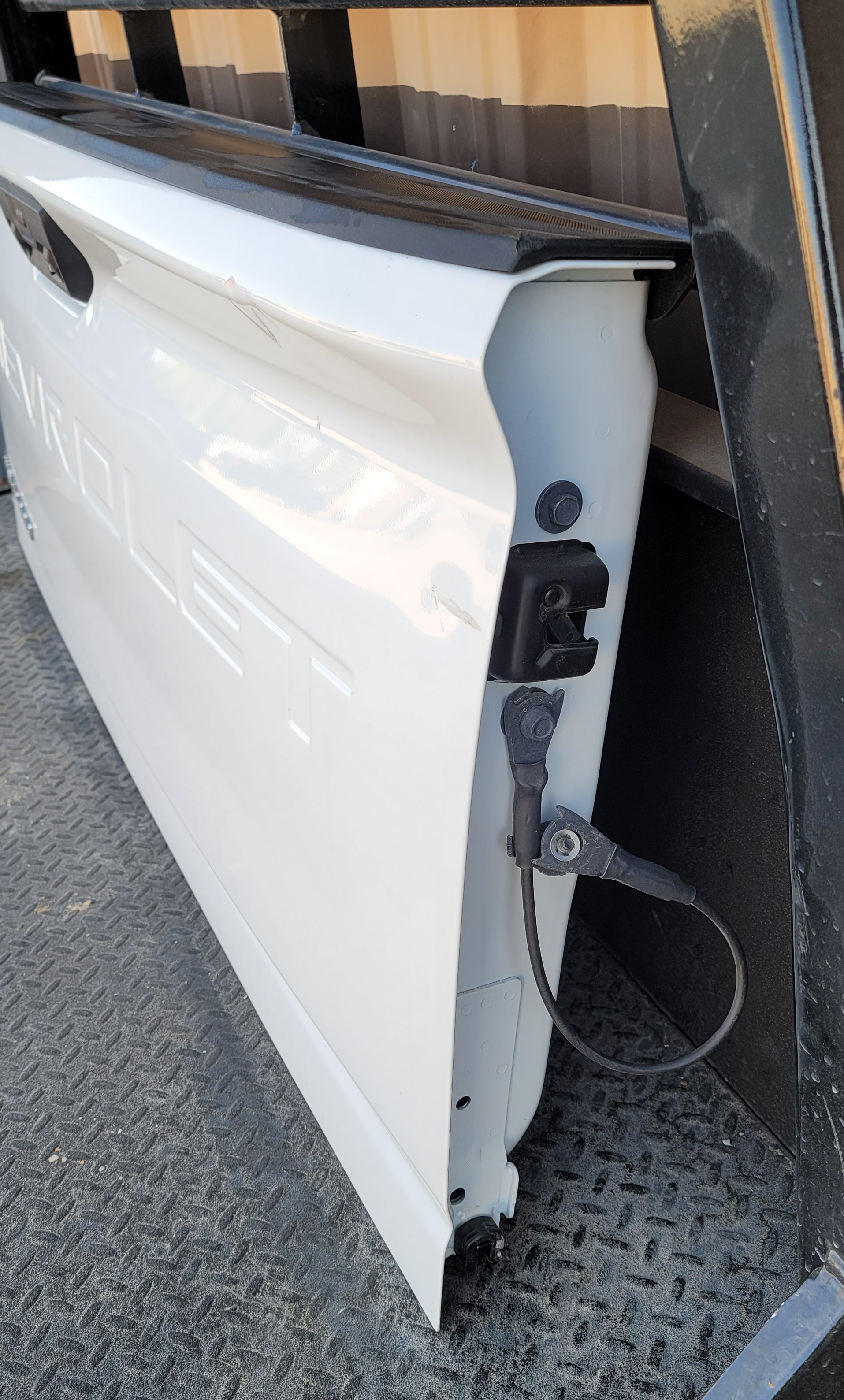 2019–2024 Chevrolet Silverado 1500 White Tailgate – 170 – Image 4