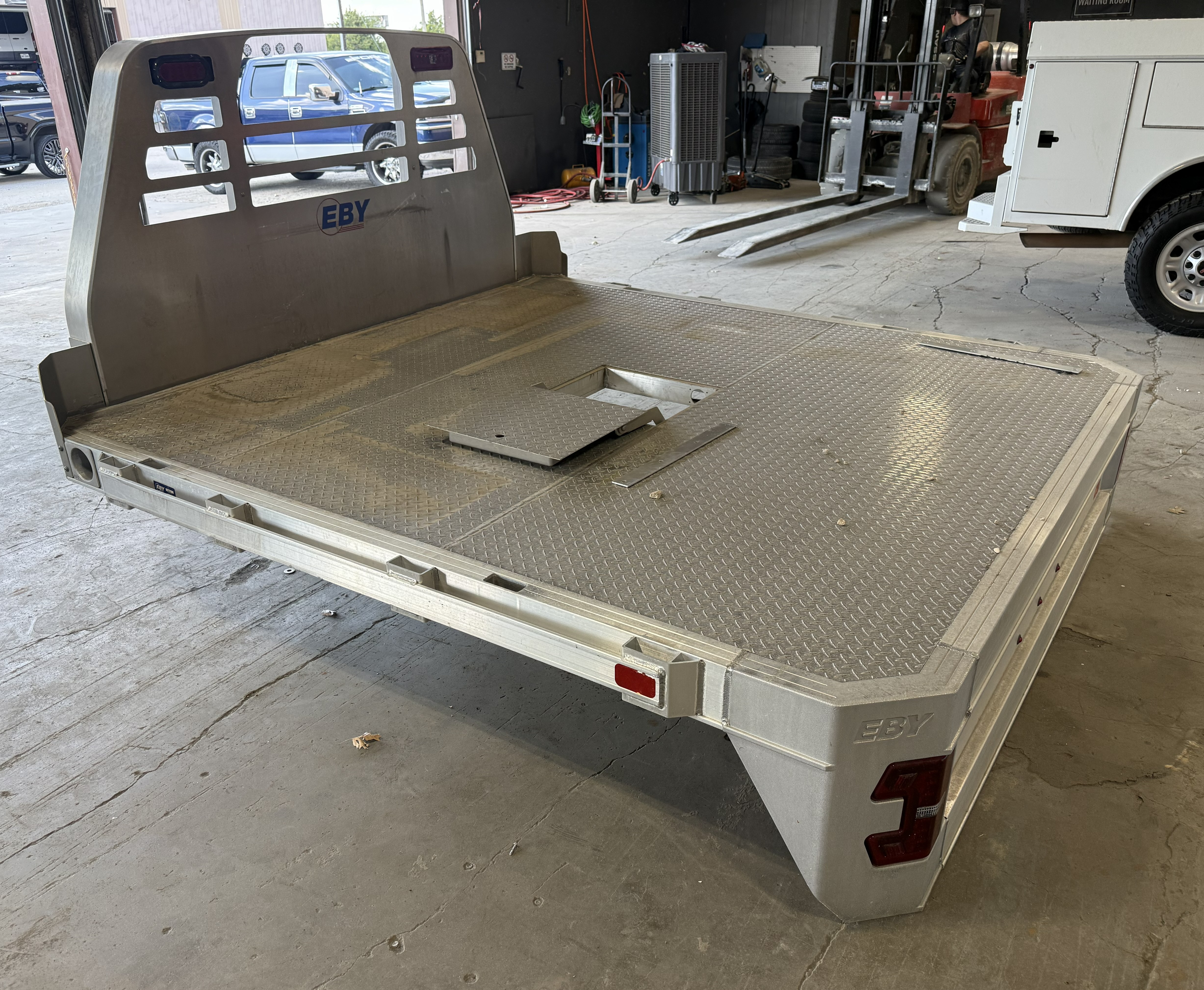 EBY Big Country 8'6" L x 101-1/4" W Flatbed-72 – Image 2
