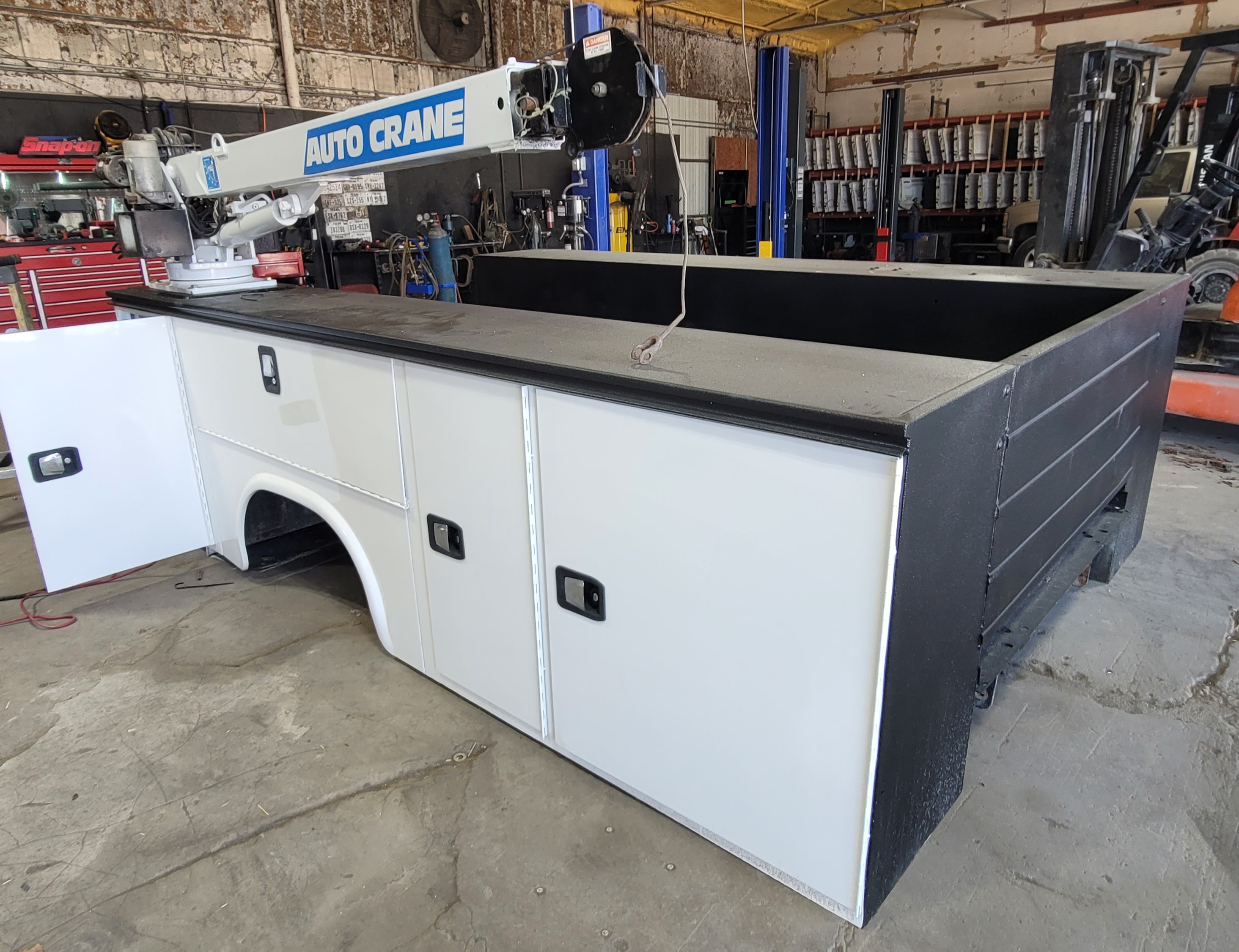 Knapheide 11.25' Crane Body Service Bed w/ Auto Crane – UTIL-52 – Image 1