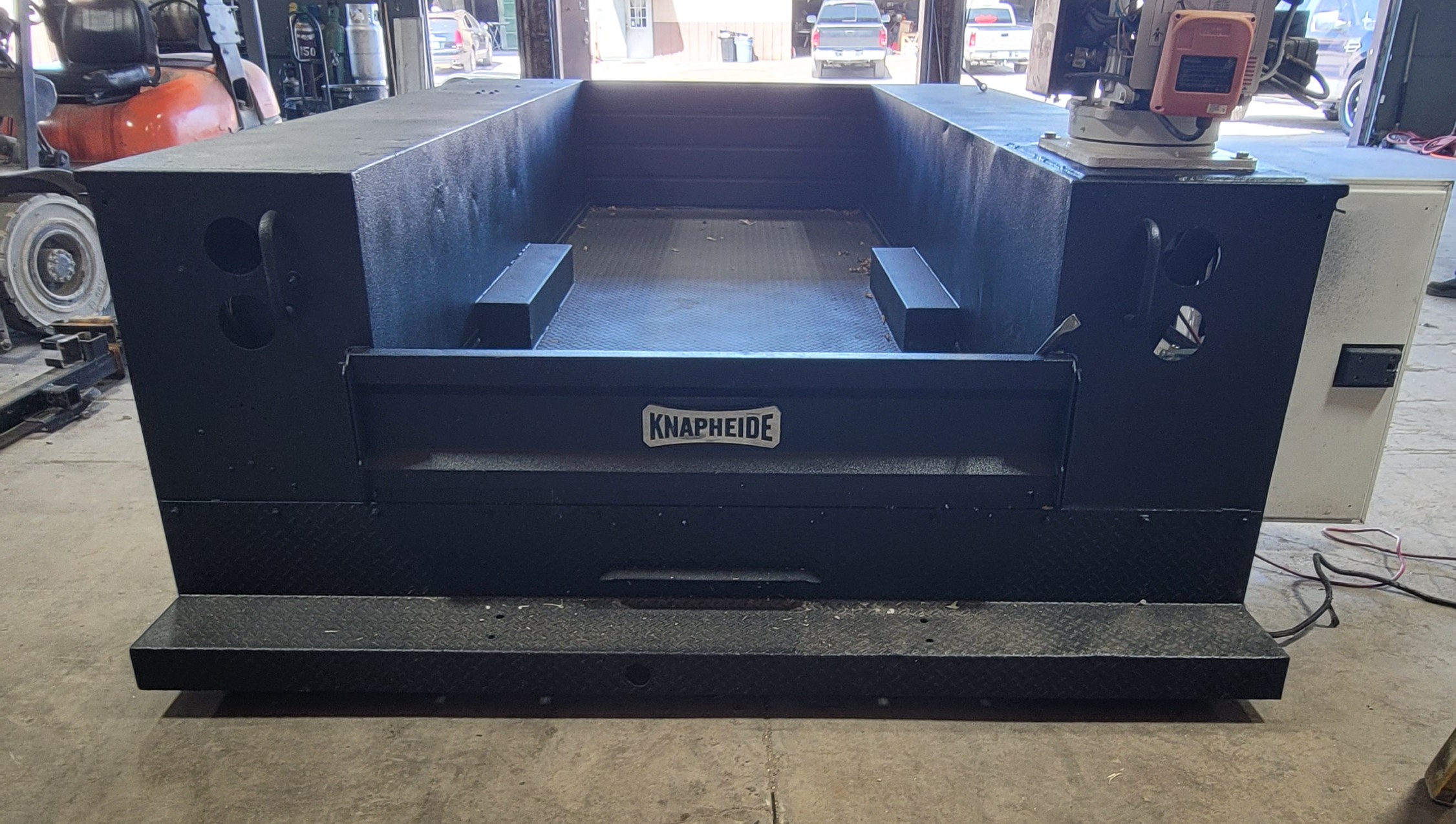 Knapheide 11.25' Crane Body Service Bed w/ Auto Crane – UTIL-52 – Image 2