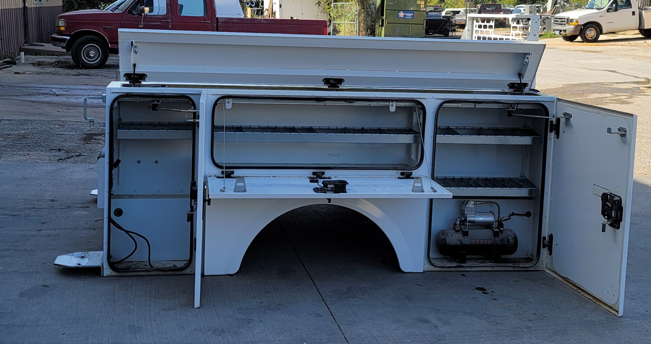 Stahl 8'2" Service Body w/ Service Bumper & Storage – UTIL-54 – Image 3