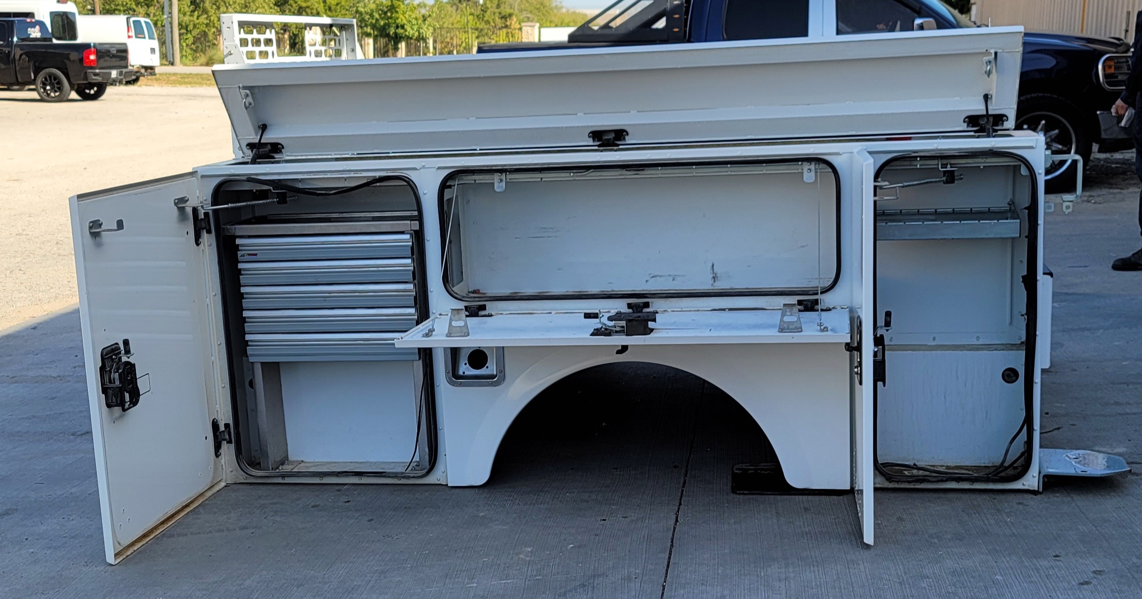 Stahl 8'2" Service Body w/ Service Bumper & Storage – UTIL-54 – Image 5