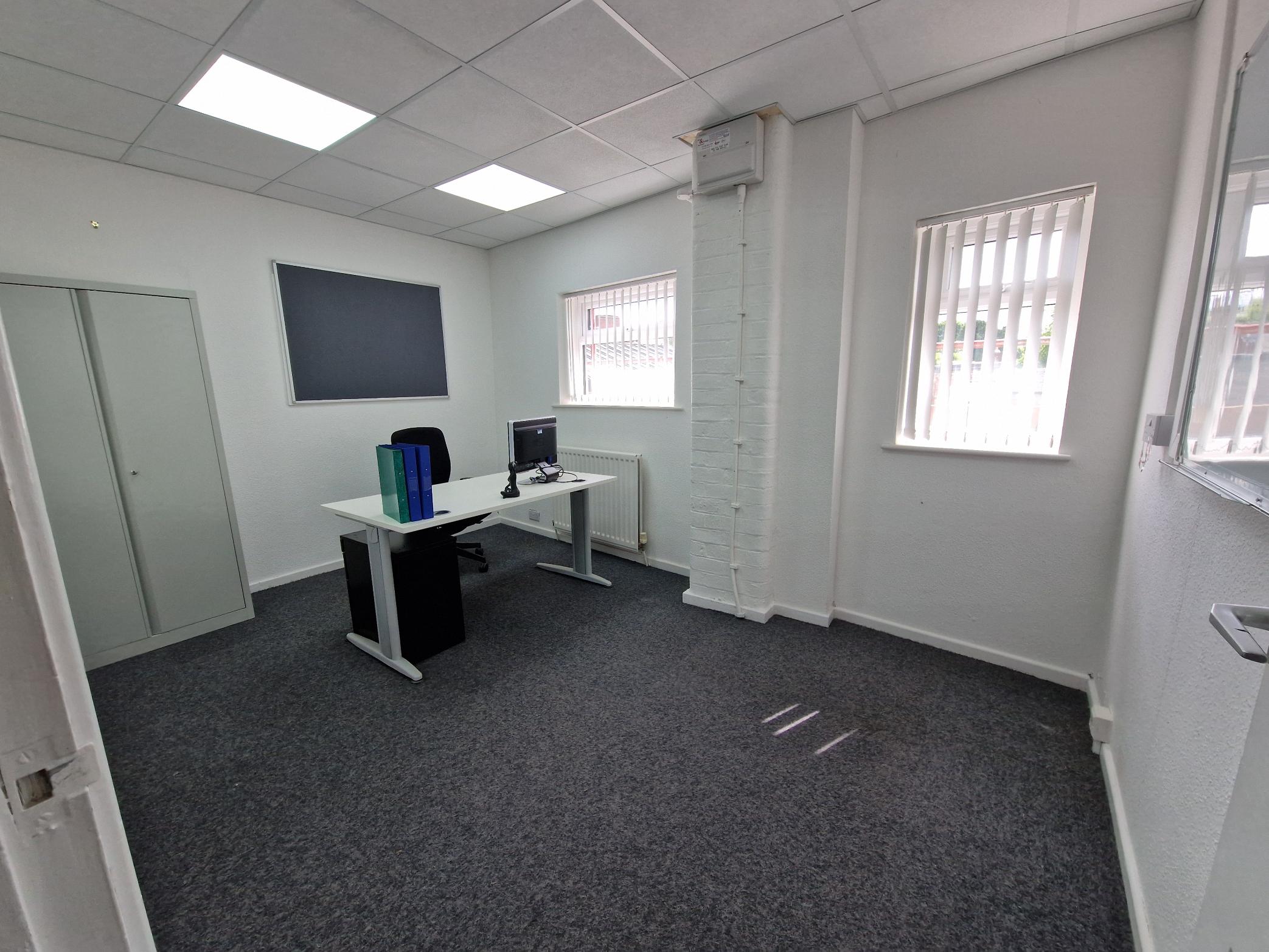 4 Person office (No VAT) FF10 - with 2 rooms – Image 4