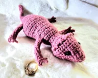 🦎 Magenta Lizard – Handmade Crochet Toy – Image 1