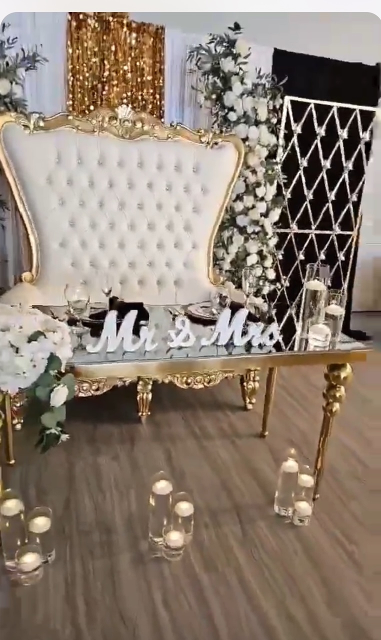 Throne Love Seat – Image 1