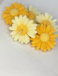Flower-Shaped Candle – Image 1