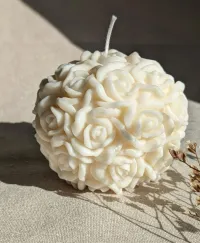 Flower-Shaped Candle – Image 1