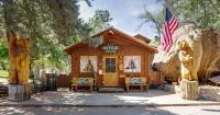 Whispering Pines Lodge – Image 1