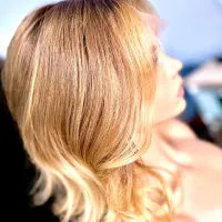 Chic Honey Blonde Bob Lace Wig – Image 2