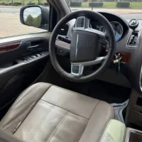 2013 Chrysler Town and Country Touring – Image 11