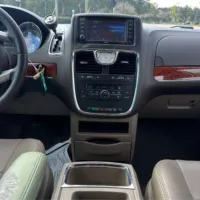 2013 Chrysler Town and Country Touring – Image 8