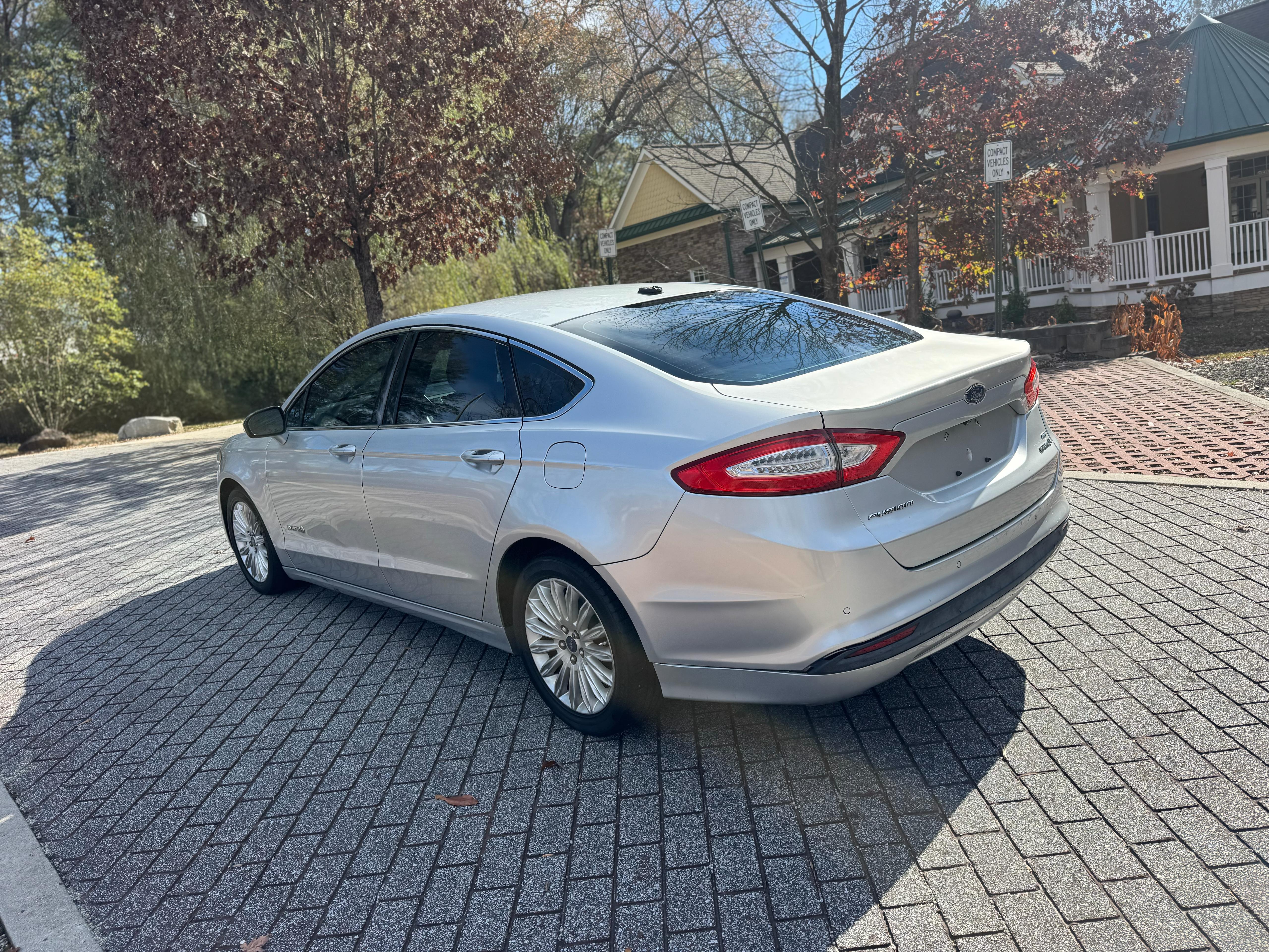 2013 Ford Fusion Hybrid – Image 4