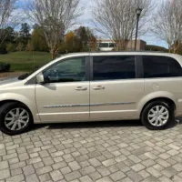 2013 Chrysler Town and Country Touring – Image 3