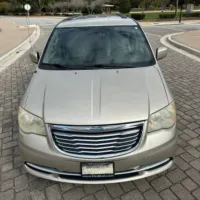 2013 Chrysler Town and Country Touring – Image 4