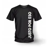 Camiseta "Justo Por Eso" Vertical – Edición Movimiento – Imagen 1