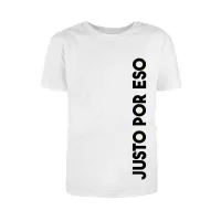 Camiseta "Justo Por Eso" Vertical – Edición Movimiento – Imagen 1