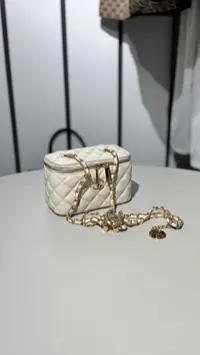 Chanel - Vanity With Chain Ivory – Image 4