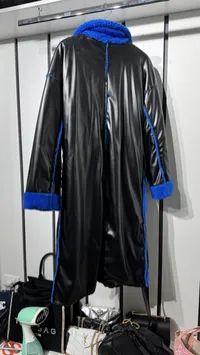 Trenchcoat Leather Reversible with Blue Faux Fur – Image 5