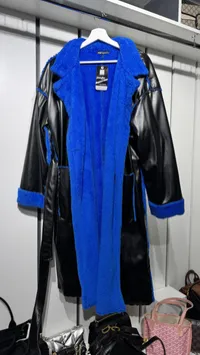 Trenchcoat Leather Reversible with Blue Faux Fur – Image 4