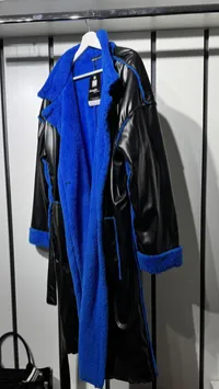 Trenchcoat Leather Reversible with Blue Faux Fur – Image 6