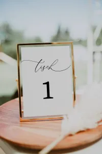 Minimalistische Hochzeit Tischnummer 02 – Bild 2