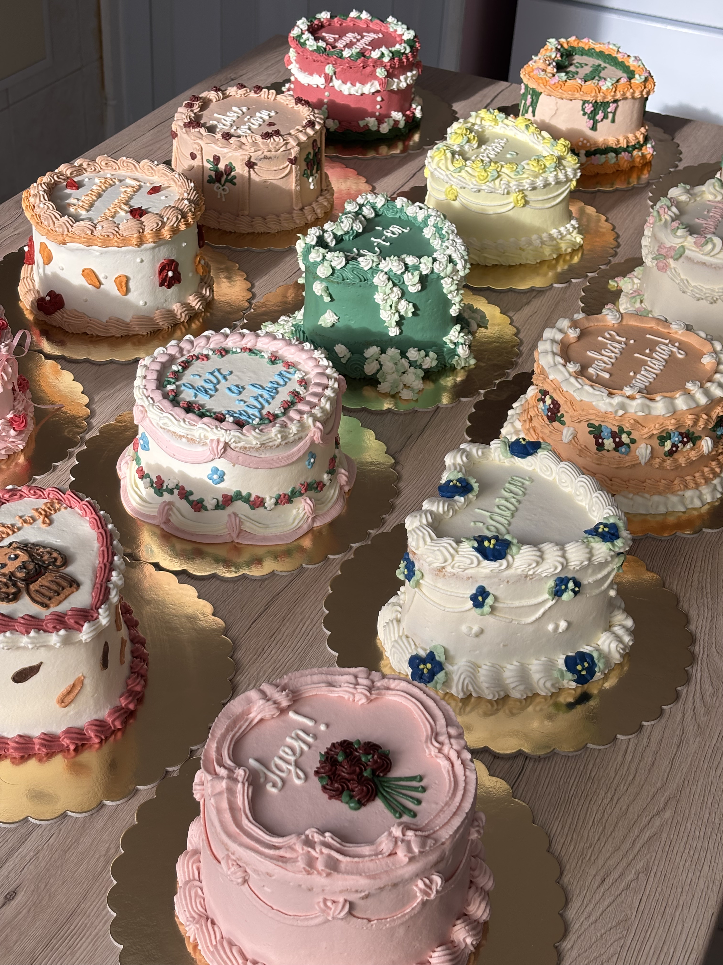 Egyedi torta – Fehércsoki-Málna, Csak Feliratot Kérek, 6-8 szeletes (kerek)