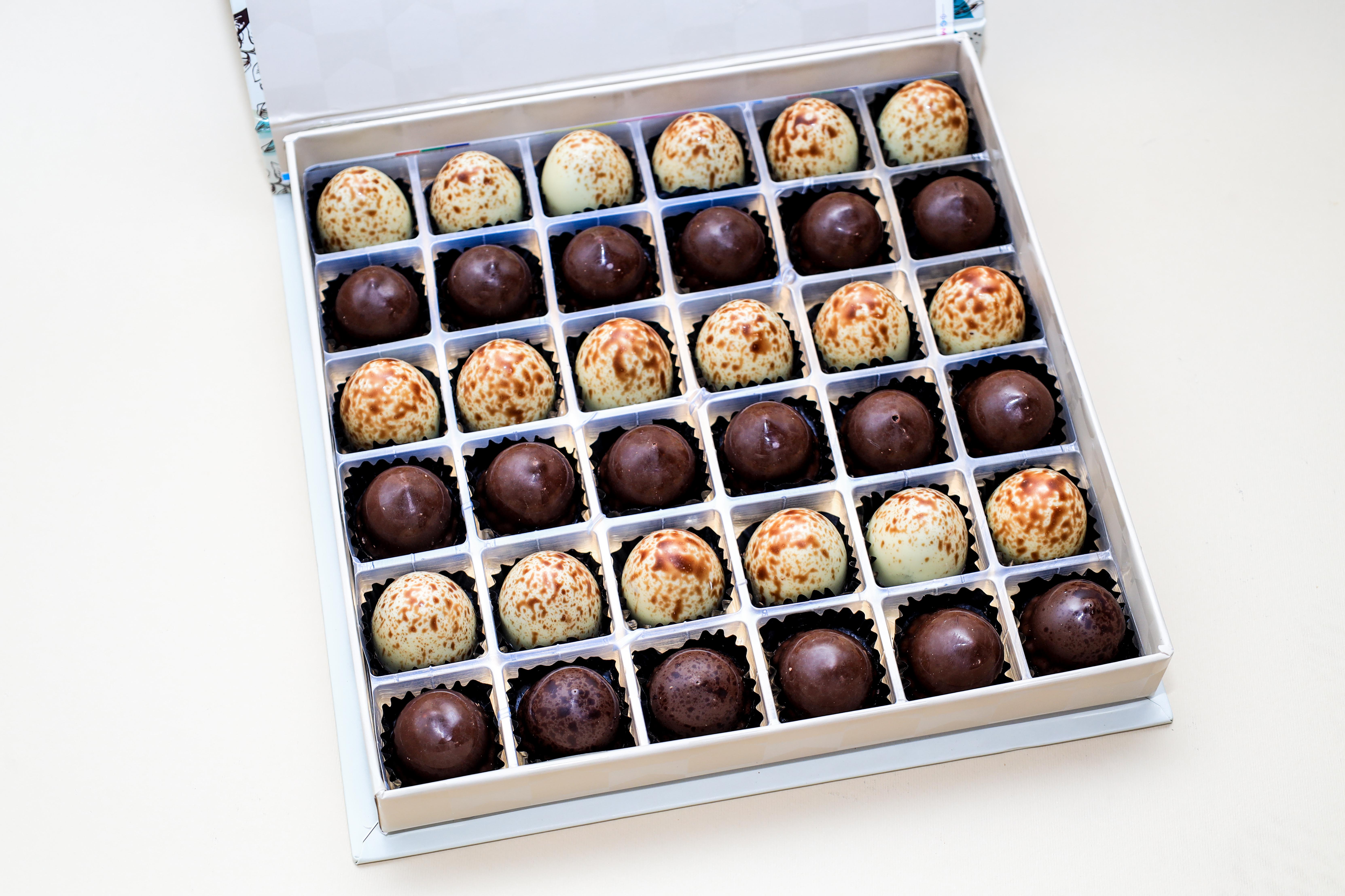 Assorted Chocolate Eggs Gift Box – Gourmet Crushed Wafer Selection – Image 1