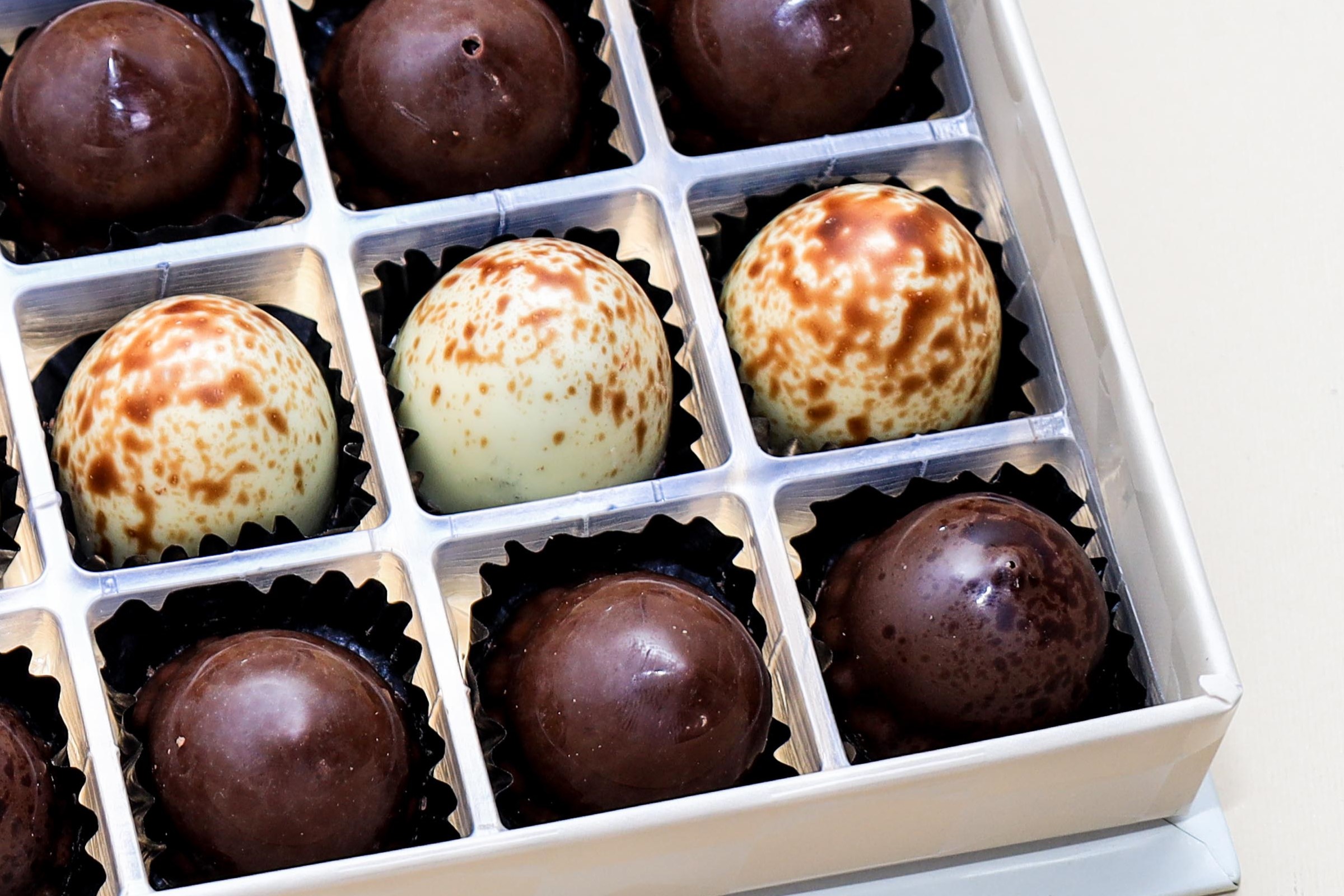 Assorted Chocolate Eggs Gift Box – Gourmet Crushed Wafer Selection – Image 2