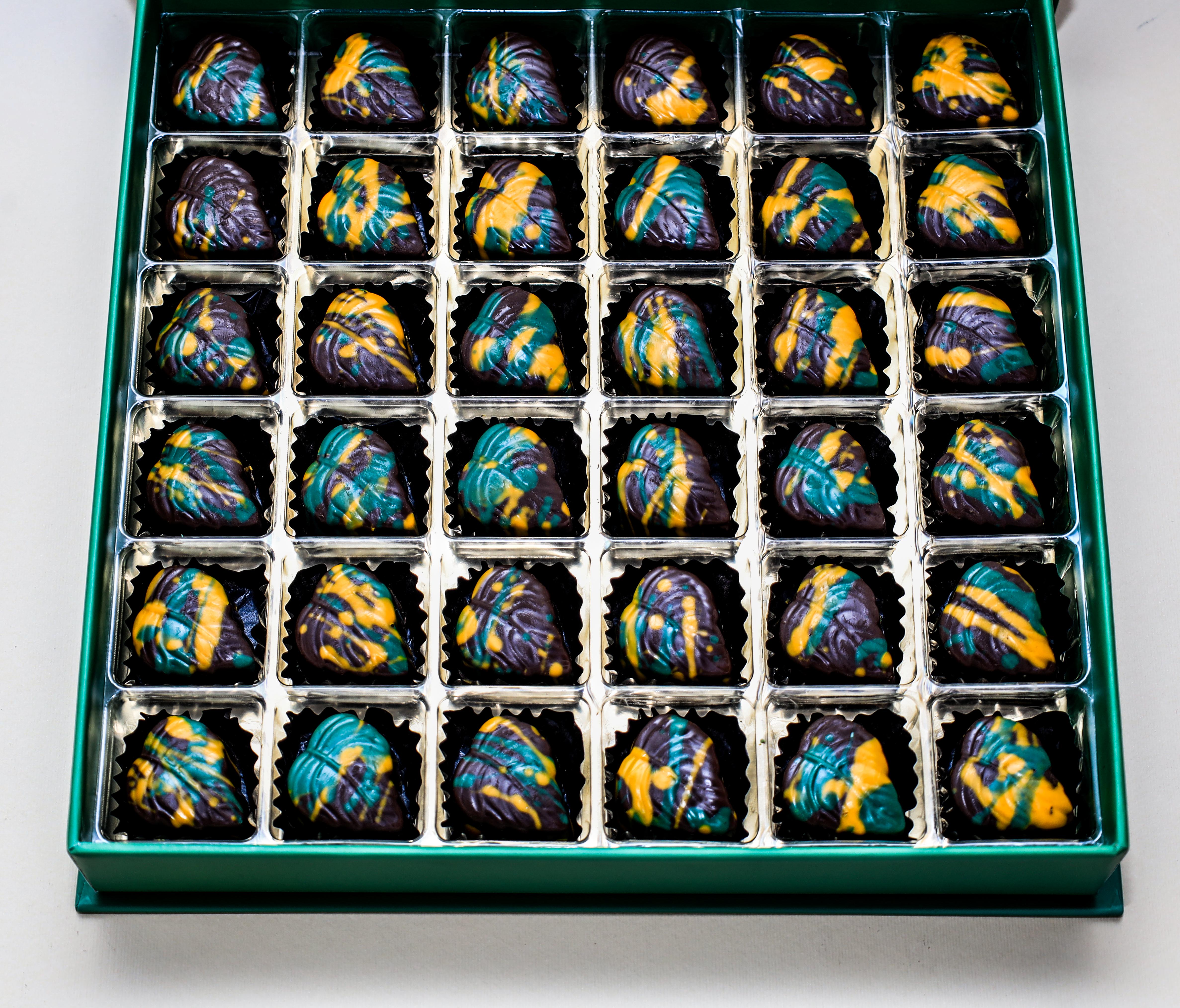 Pistachio Kunafa Chocolates Box – Exquisite Filled Flavor – Image 1