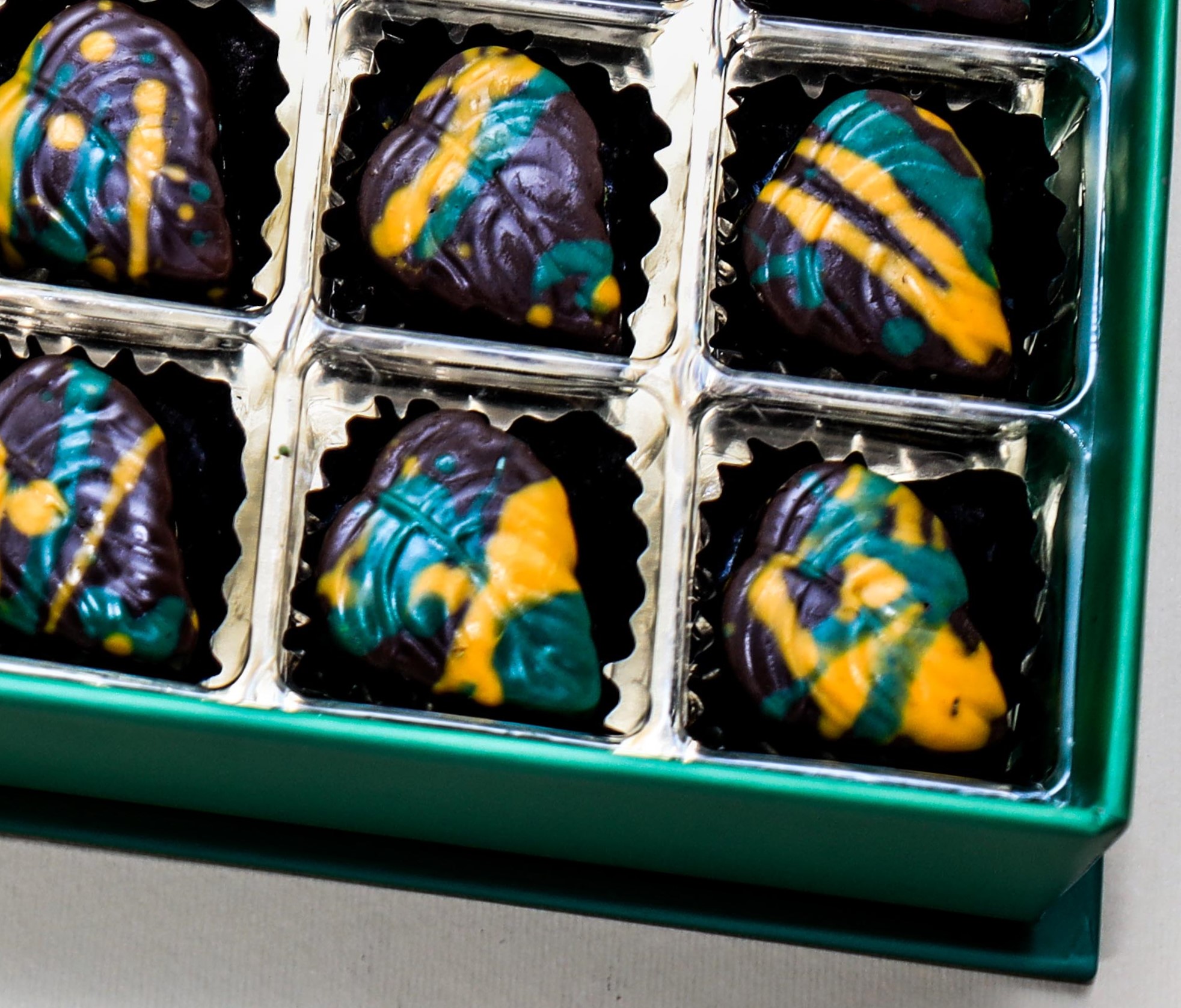Pistachio Kunafa Chocolates Box – Exquisite Filled Flavor – Image 2