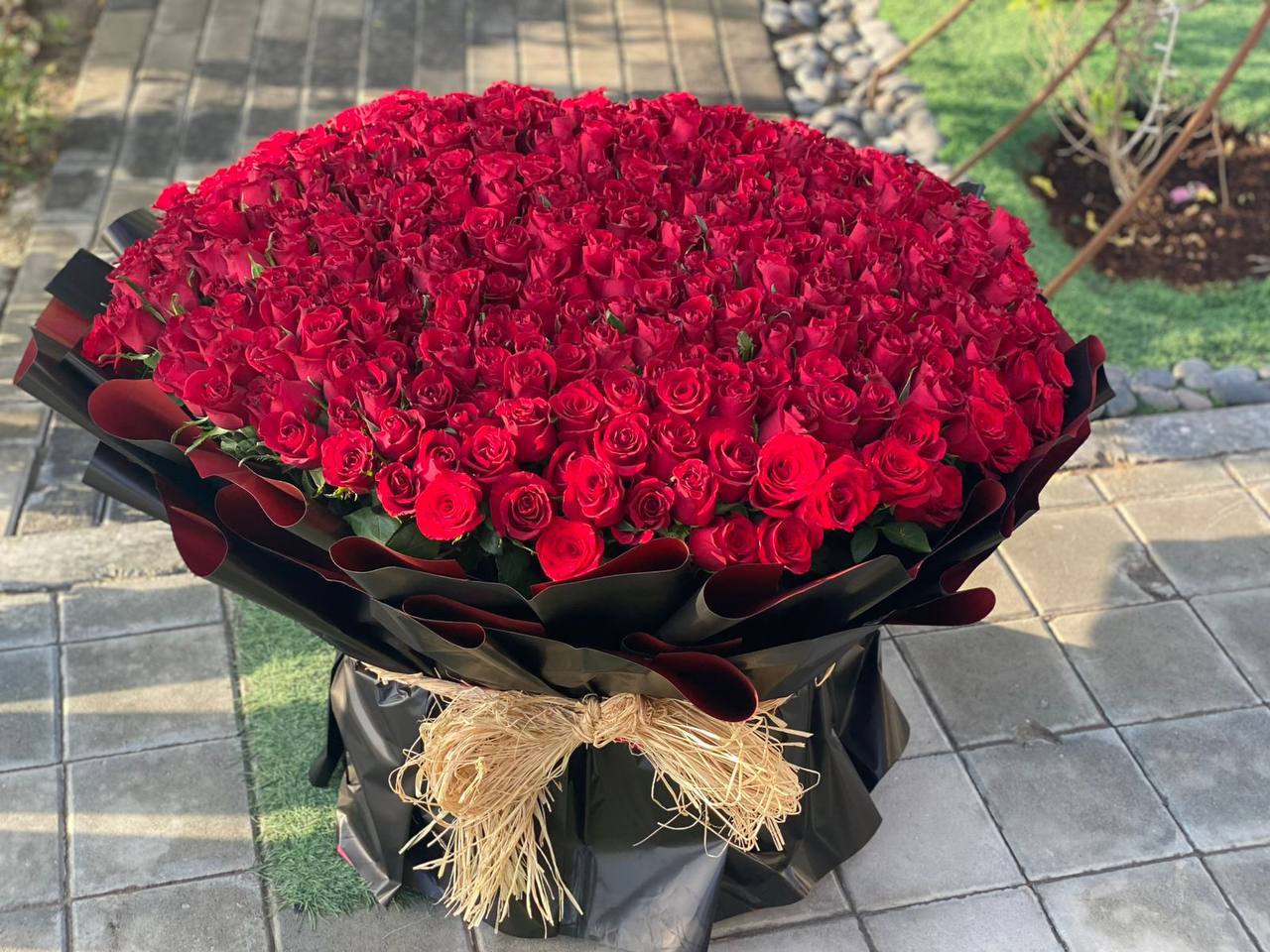Grand Majestic Red Rose Bouquet – Luxury Gifting for Ultimate Special Occasions – Image 1