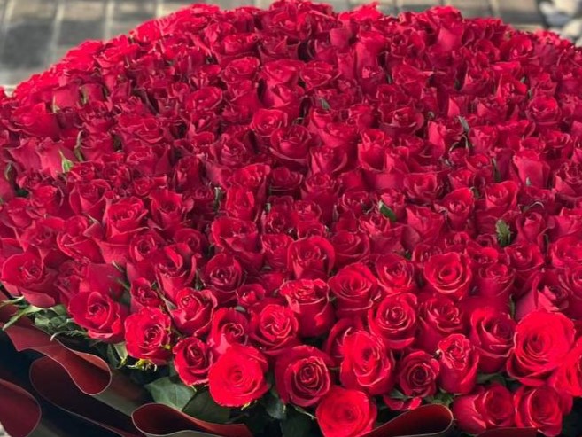 Grand Majestic Red Rose Bouquet – Luxury Gifting for Ultimate Special Occasions – Image 2