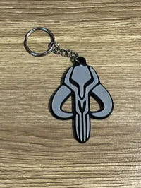 Mandalorian-Inspired Skull Keychain – 3" Key Fob – Image 1
