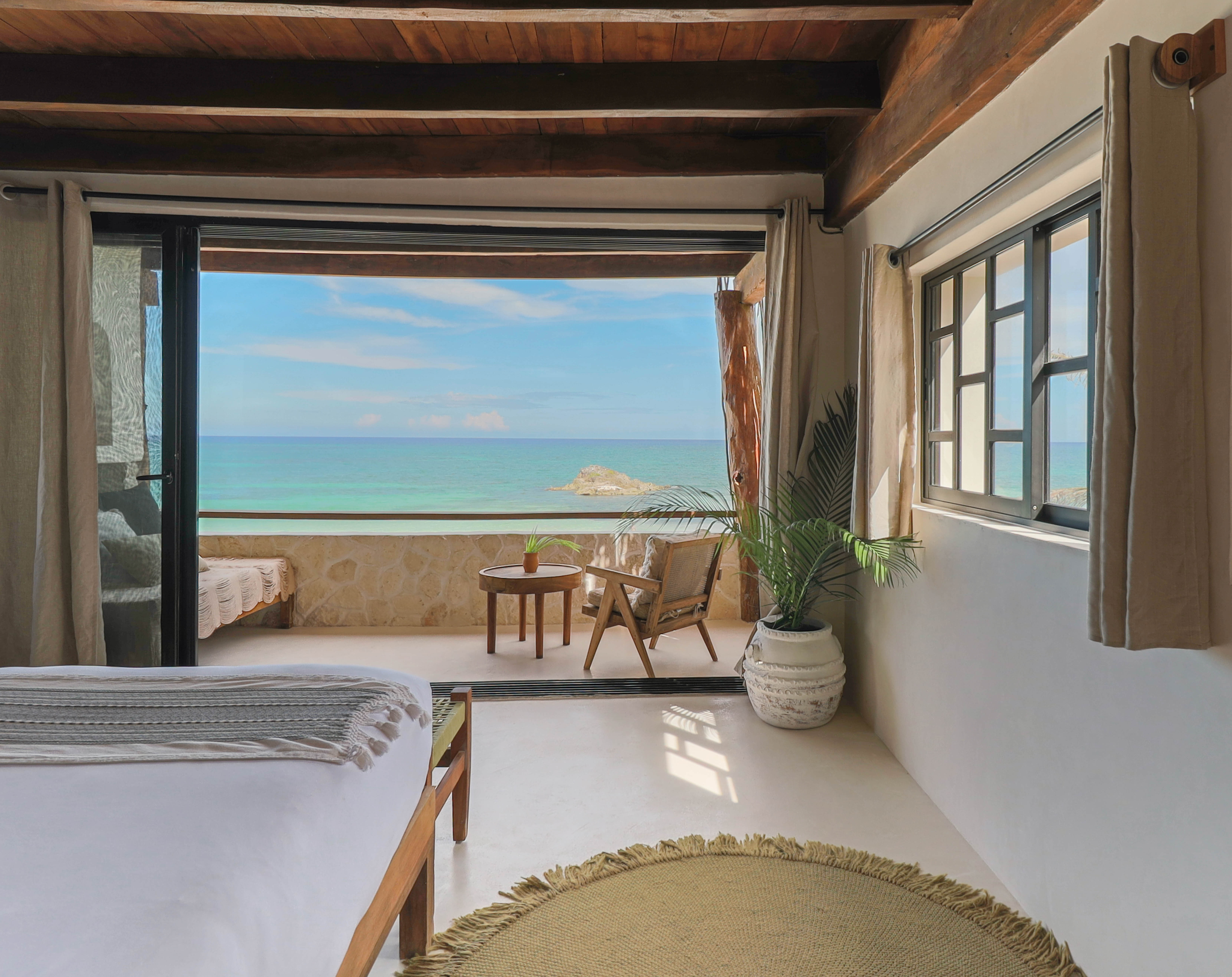 Beachfront King Single Occupancy – Image 1
