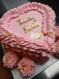 Designer Cake with Cupcakes – Image 1