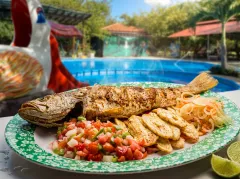 Pescado frito con tajadas