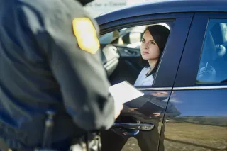 Multa de tráfico en Florida: ¿cuánto sube tu seguro? (58 car.)