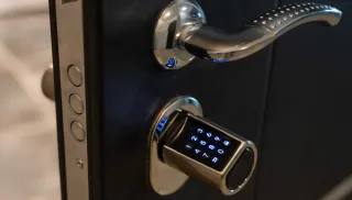 Serrure Connectée vs Boîte à Clés pour Votre Airbnb : Quelle Solution Choisir à Boulogne-Billancourt ?