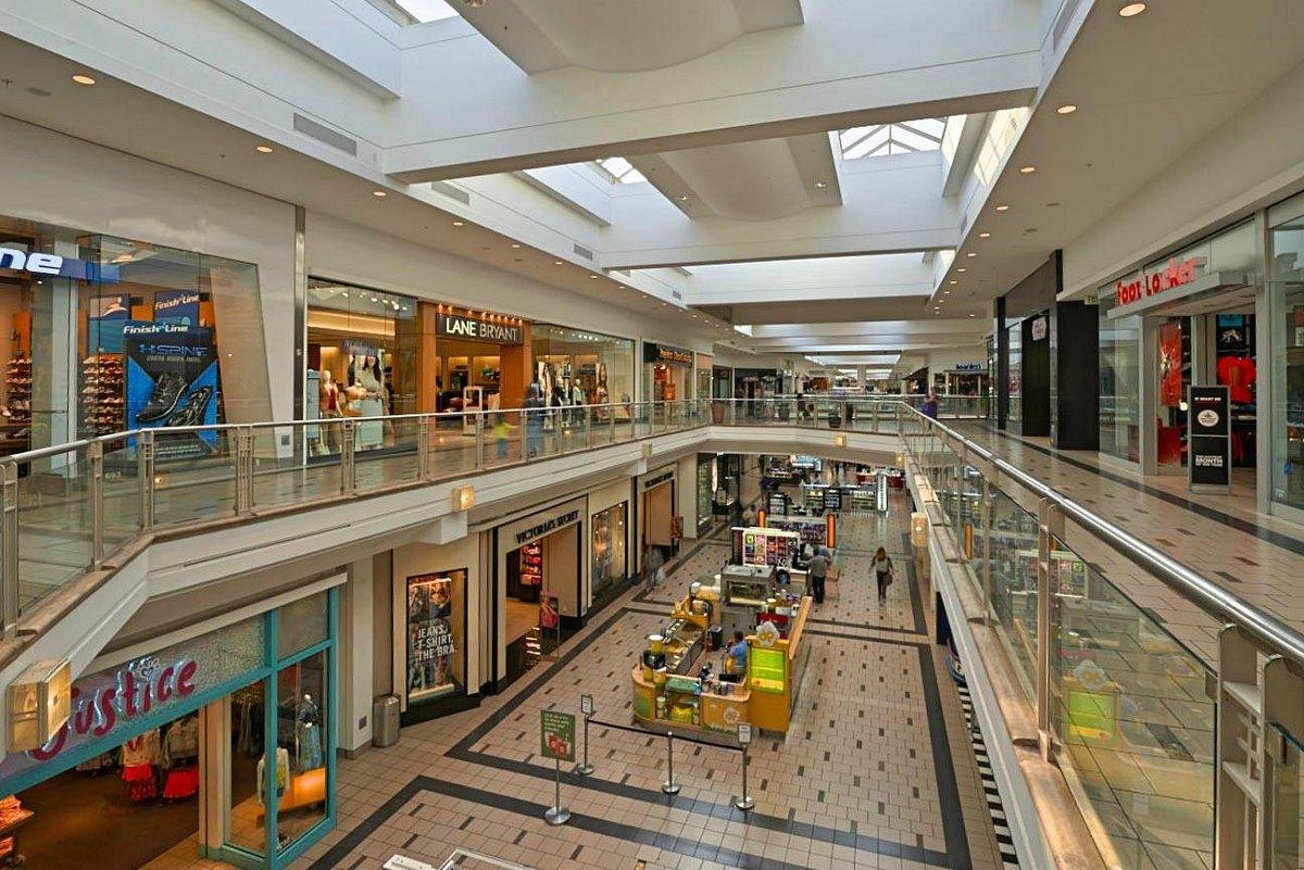 Planning a Shopping Day? Drive from Covina to Plaza West Covina Stress-Free – Classy Lux Car Rental, Covina, CA