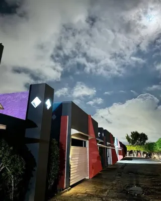 Fachada Noturna Shop Motel