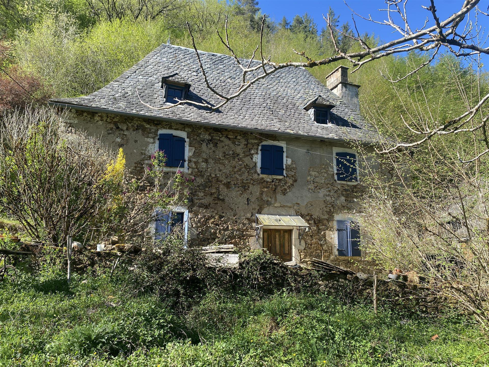 Ferme en pierre avec grange et 1,3 hectare, Saint-Bonnet-Elvert, 190 800 €