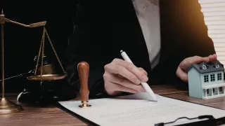 Choosing an Estate Planning Attorney: Questions, Fees, and Red Flags to Watch